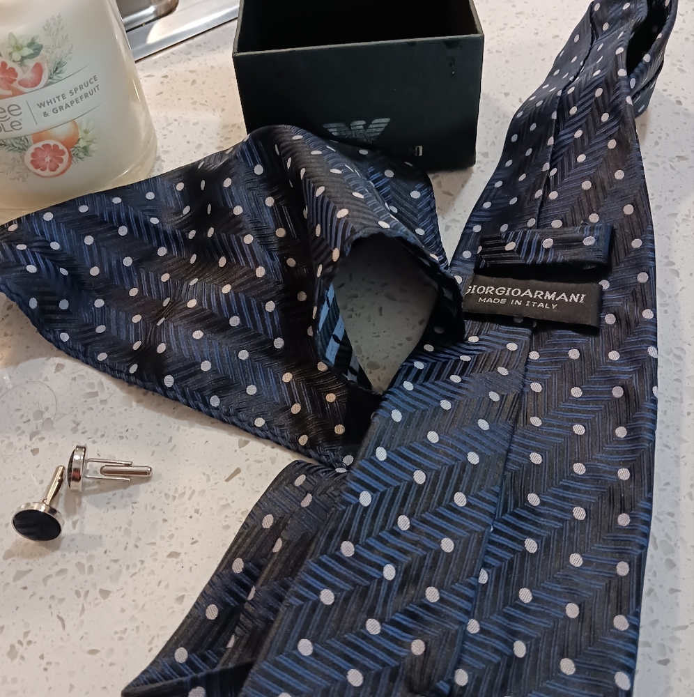 Giorgio Armani Tie Set includes cufflinks and pocket hankie - 100% silk